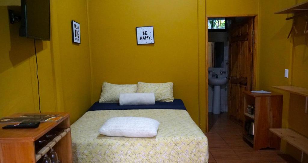 een slaapkamer met een bed met twee handdoeken erop bij YELLOW SUNRISE - Rio Celeste Dreams in Bijagua