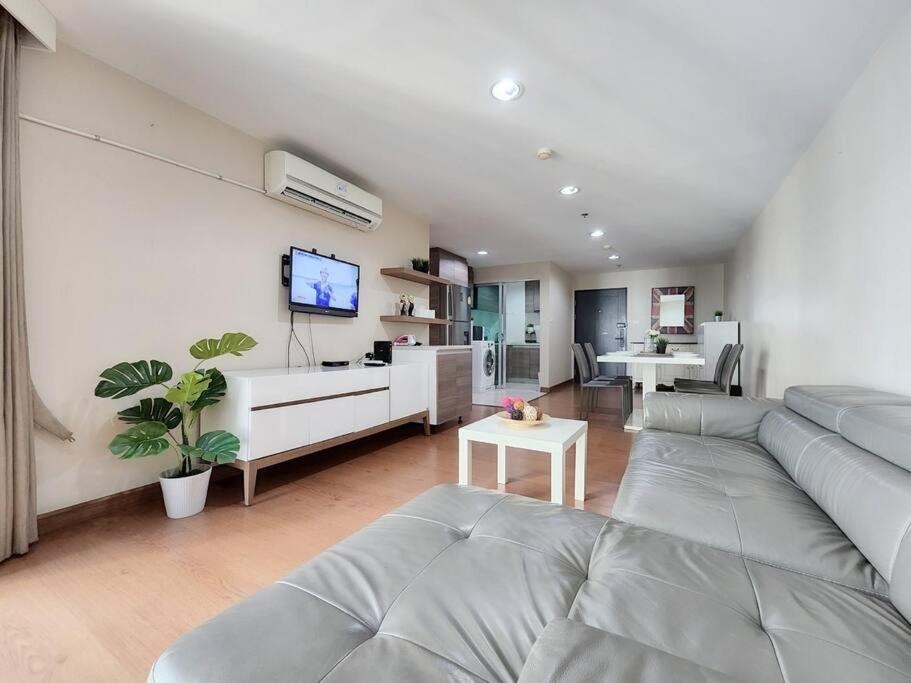 3 Bed Rooms 2 Bath Rooms Unit Near Jodd Fair Market, Bangkok (updated