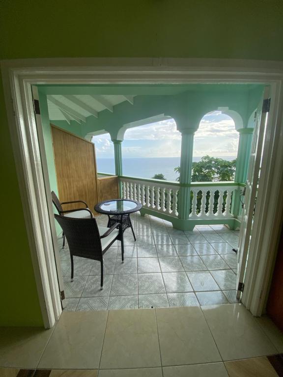 Balkón nebo terasa v ubytování Greenhouse on the Hill, Sea View Studio Apartment