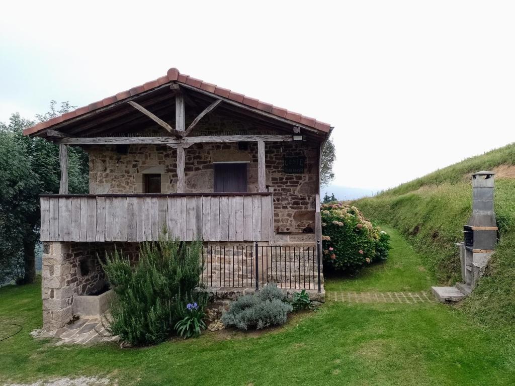 SelayaにあるCabaña Pasiega Únicaの草原の古石造りの家