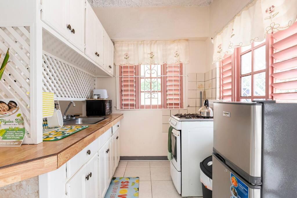 Kuchyň nebo kuchyňský kout v ubytování Shaw Park Gem Apt 12A