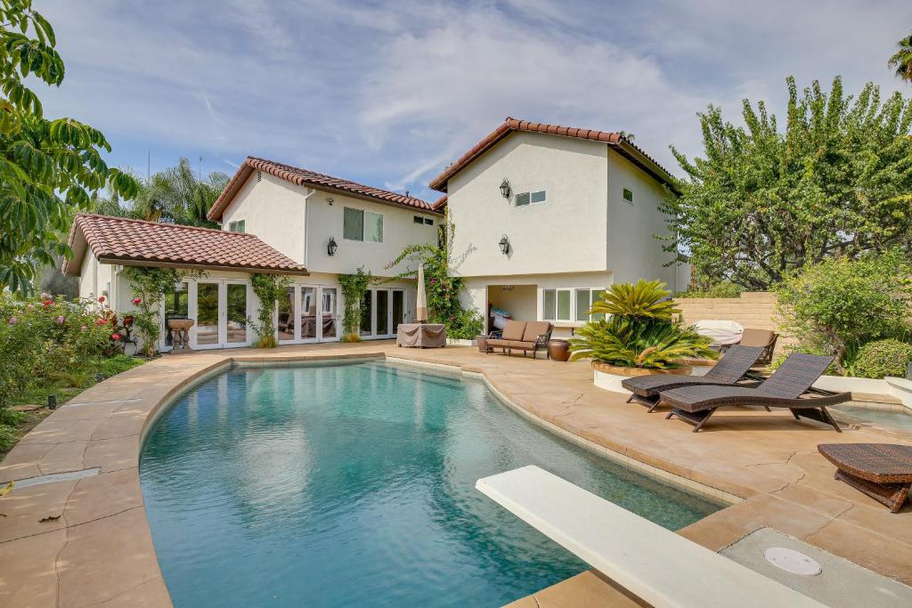 - une piscine en face d'une maison dans l'établissement Stunning Home on Golf Course about 8 Mi to Disneyland!, à Buena Park