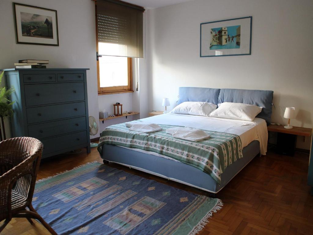um quarto com uma cama grande e uma cómoda em Casa Fantuzzi em Belluno