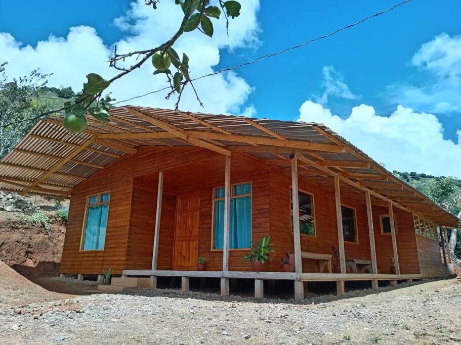 una casa de madera con techo en Cabaña Paraíso Verde, en Providencia