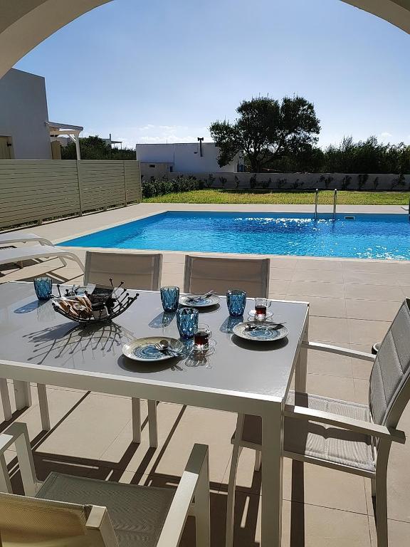 Bazén v ubytování Twin Suns Luxury Villas nebo v jeho okolí