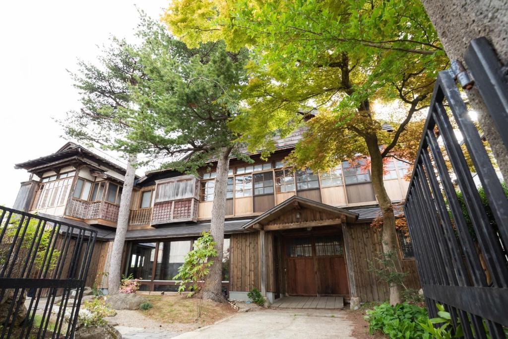 una vecchia casa con una recinzione davanti di Kusakimomotose - Vacation STAY 15478 a Yuzawa