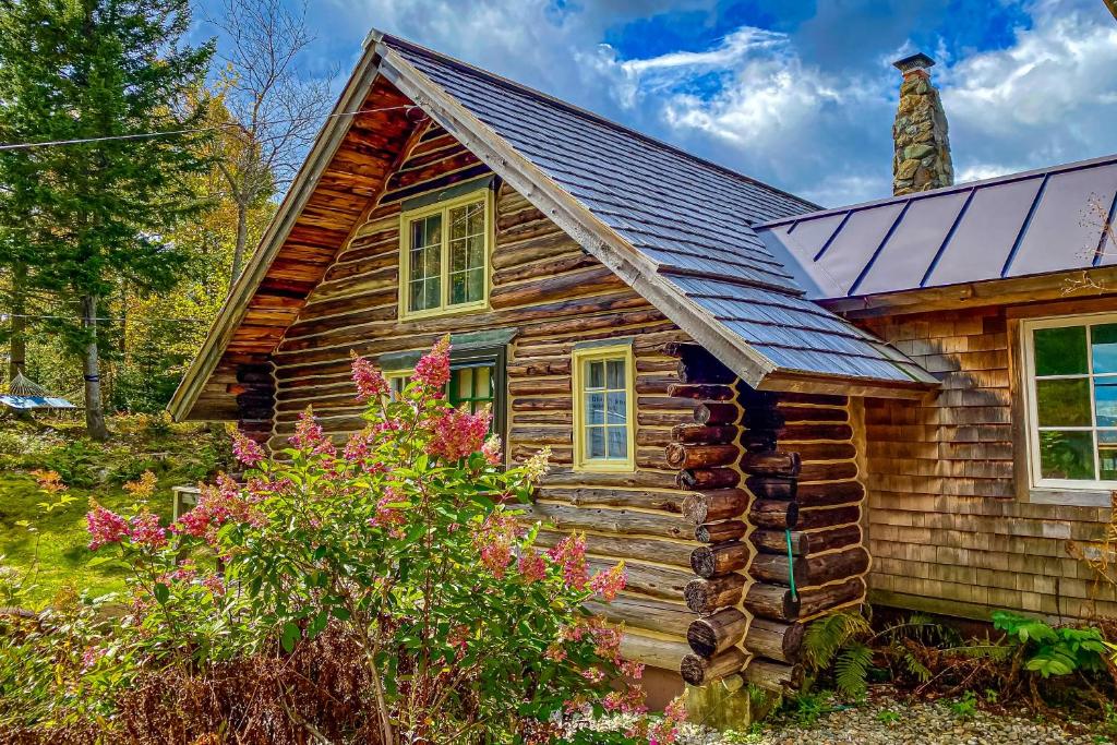 Cabaña de madera con techo solar en Scenic Sourbush en Warren