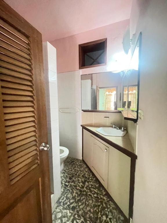 La salle de bains est pourvue d'un lavabo et de toilettes. dans l'établissement Bless, à Tela