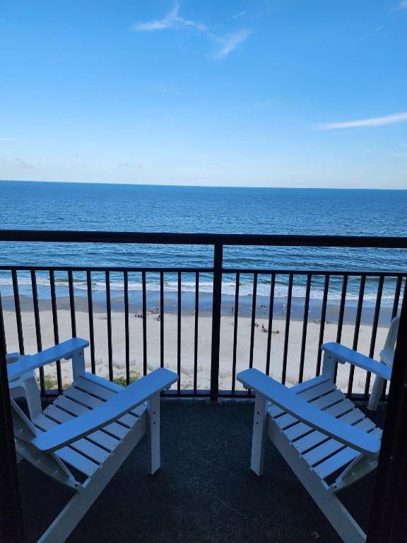 Newley renovated Ocean Front condo with Heated pools, lazy river and