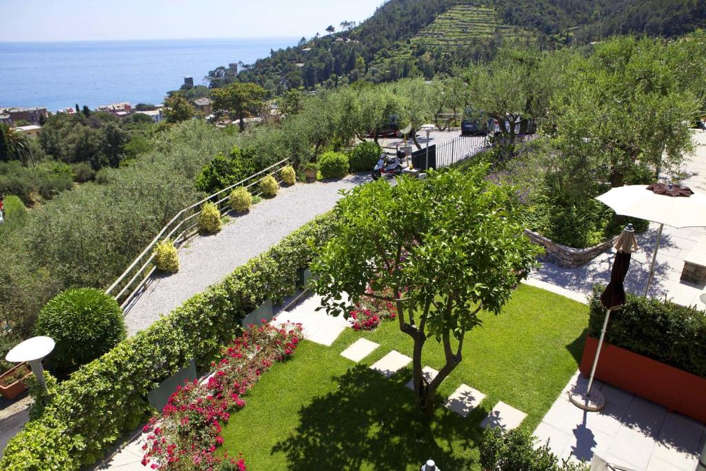 an aerial view of a garden with flowers and trees at B&B Il Parco in Monterosso al Mare