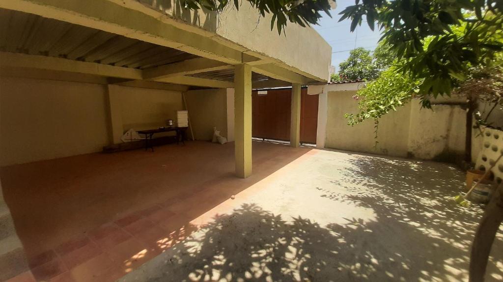 un patio vacío con una mesa en un edificio en Tropical House Club BnB and Events, Salgar, Puerto Colombia, en Puerto Colombia