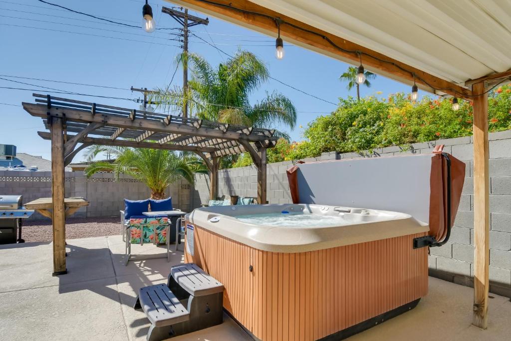 een hot tub op een patio met een pergola bij Scottsdale Vacation Home with Pool 2 Mi to Old Town in Scottsdale