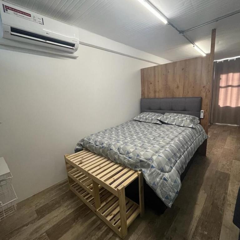 a bedroom with a bed in a room at Estúdios Conteiners de 02 a 04 hóspedes região lapa in São Paulo