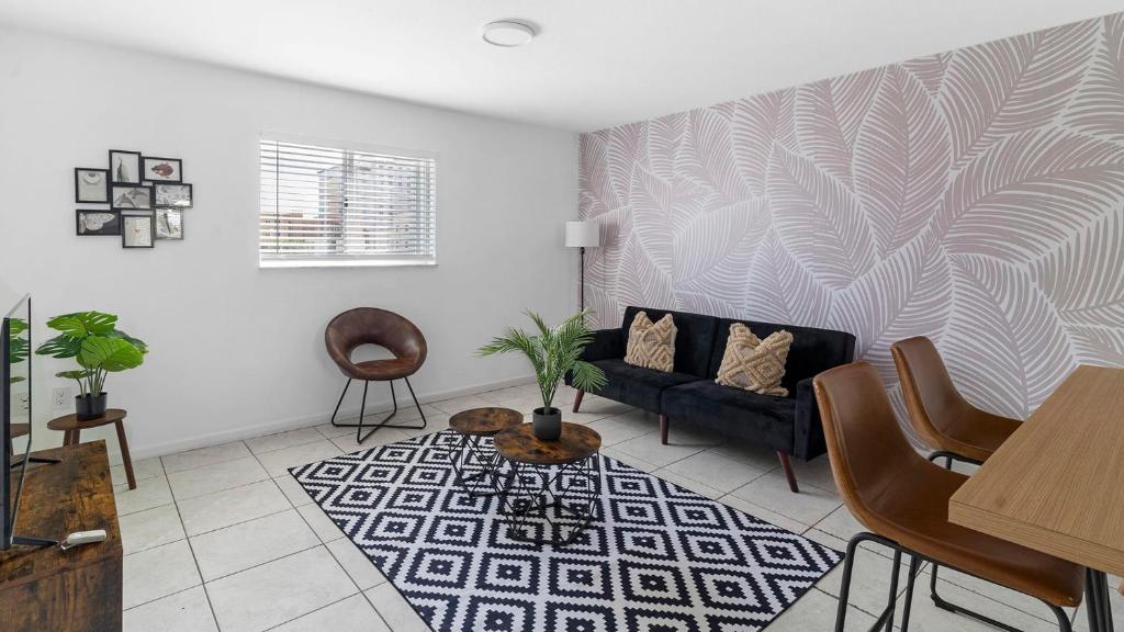 ein Wohnzimmer mit einem Sofa und einem Tisch in der Unterkunft Apartment 1 1 near Ballpark and Hospitals Airport in Miami