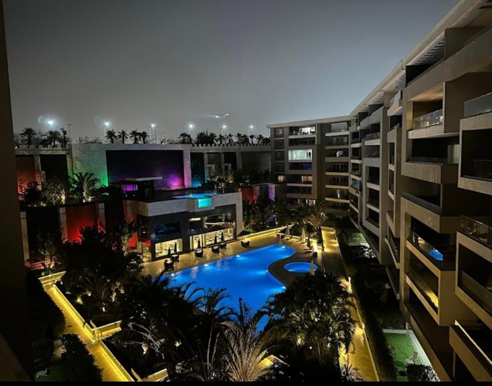 - une vue sur un bâtiment avec piscine dans l'établissement Ocean Blue Luxury serviced Hotel Apartments, au Caire