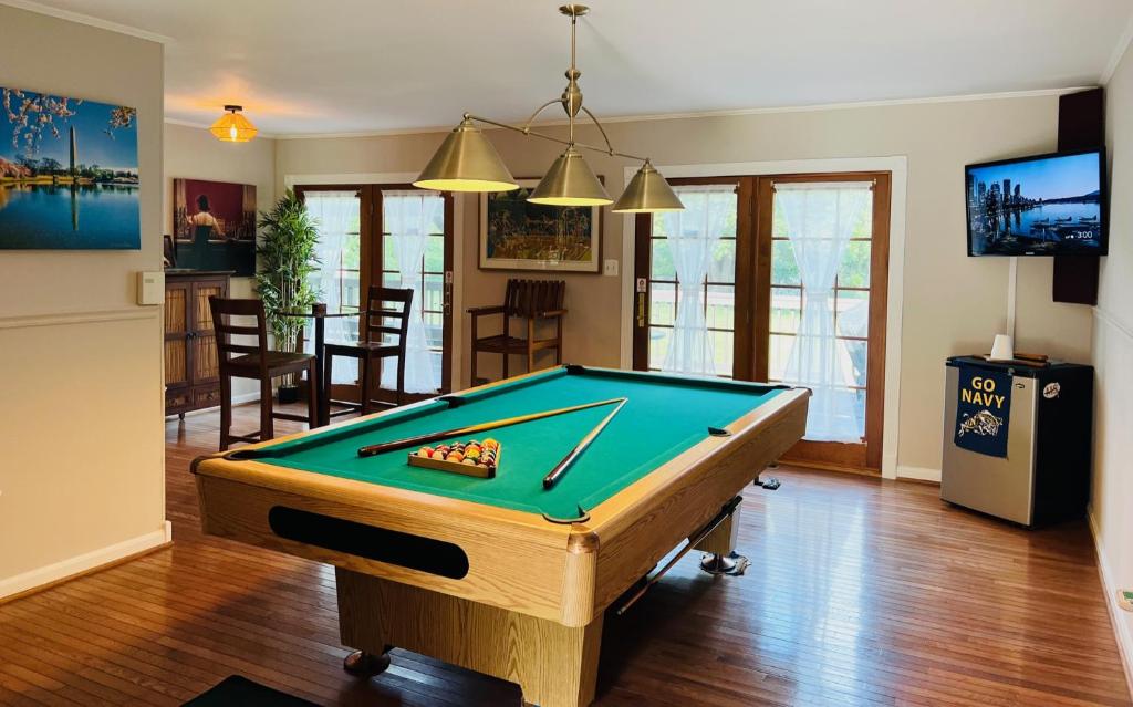 una mesa de billar en el centro de una sala de estar en Family-sized Contemporary in Spacious Neighbourhood, en Annapolis