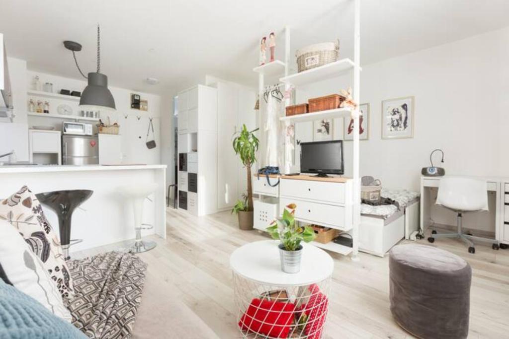un soggiorno bianco con divano e tavolo di New Studio Apartment Sun a Zagabria