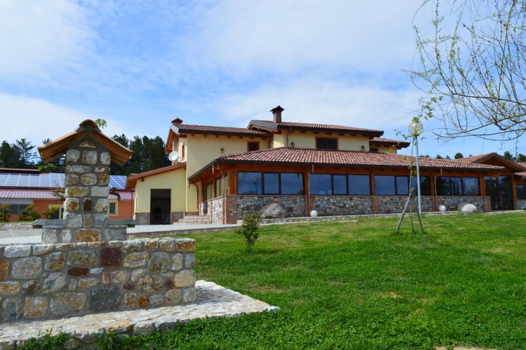 une grande maison avec un mur en pierre dans l'établissement Agriturismo BioSila, à Acri