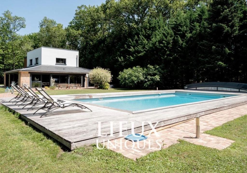 Bazén v ubytování Magnifique Villa avec piscine en Sologne nebo v jeho okolí