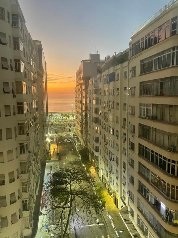 een luchtzicht op een stad met hoge gebouwen bij Apartamento Copacabana, Vista para o mar e com garagem in Rio de Janeiro