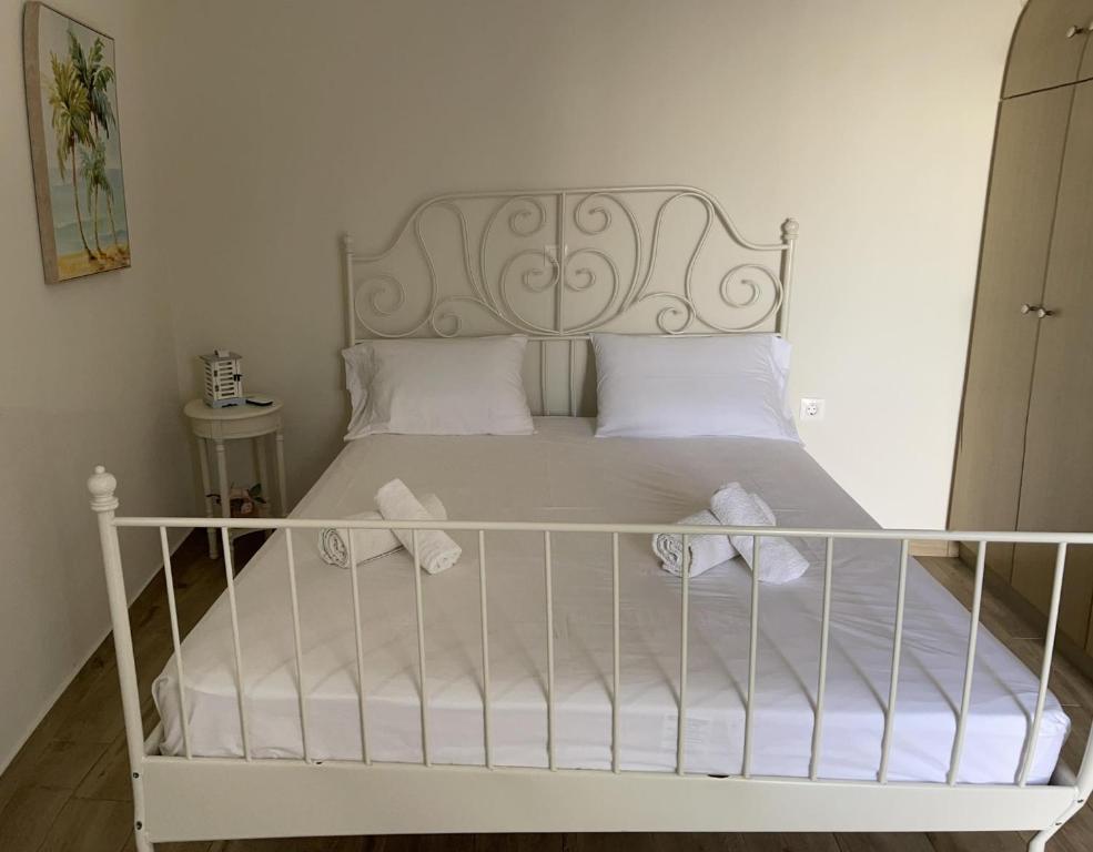 Postel nebo postele na pokoji v ubytování kalos house