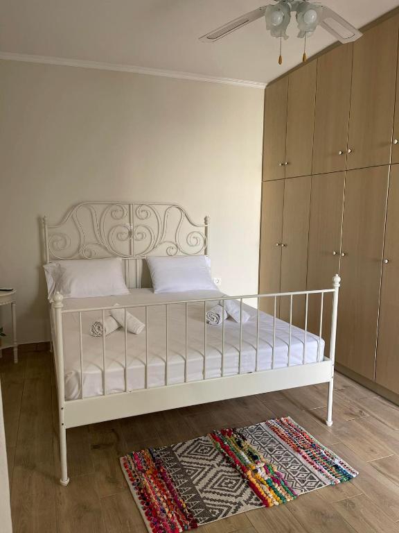 Postel nebo postele na pokoji v ubytování kalos house