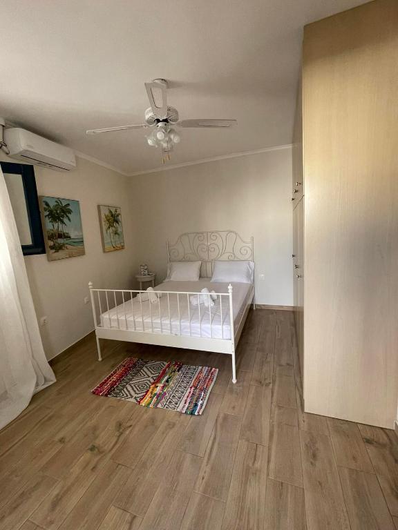 Postel nebo postele na pokoji v ubytování kalos house
