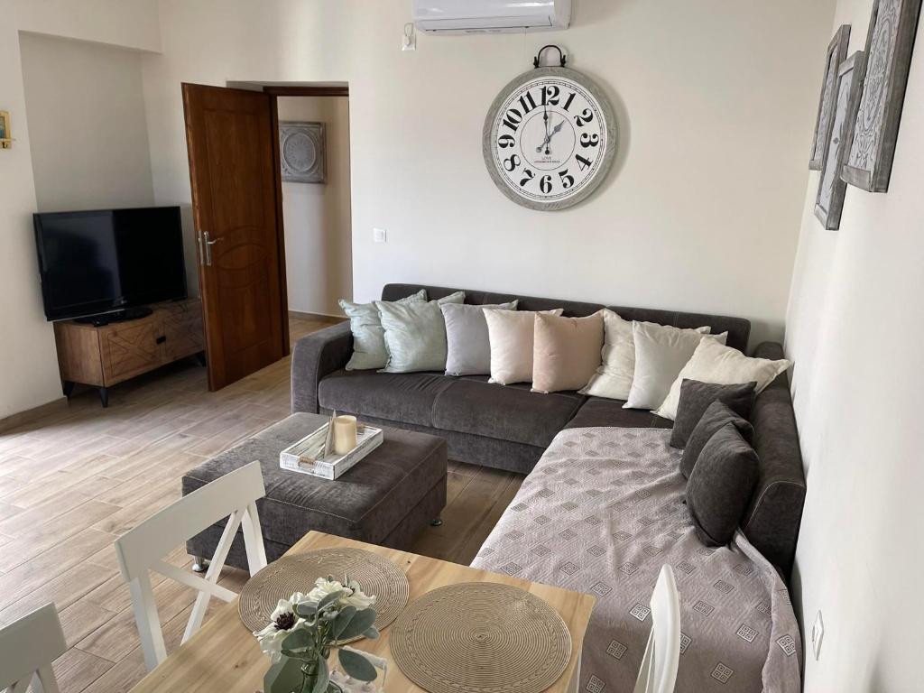 TV a/nebo společenská místnost v ubytování kalos house