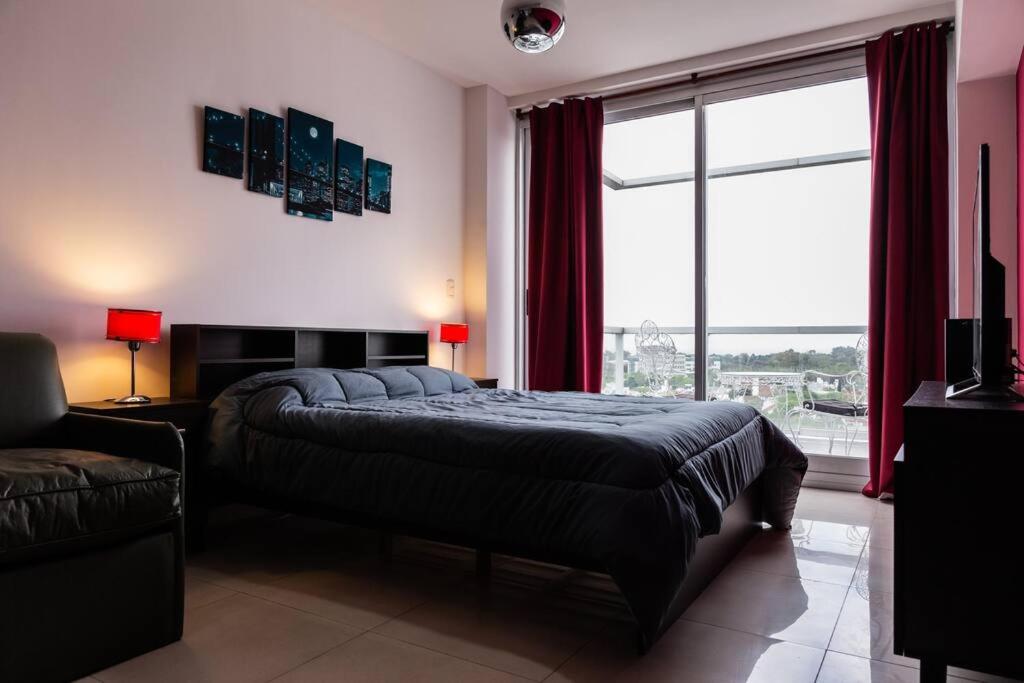 布宜諾斯艾利斯的住宿－Libertador 6430 by depptö，一间卧室设有一张床和一个大窗户