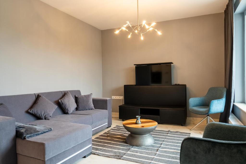 sala de estar con sofá y TV en Wohnung in Haddenhausen, en Minden