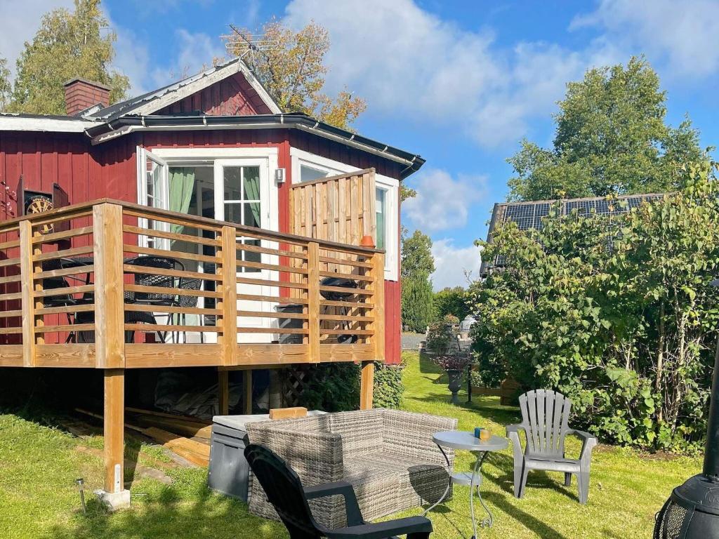 ヨンショーピングにあるHoliday home JÖNKÖPING IIIのデッキ、テーブル、椅子付