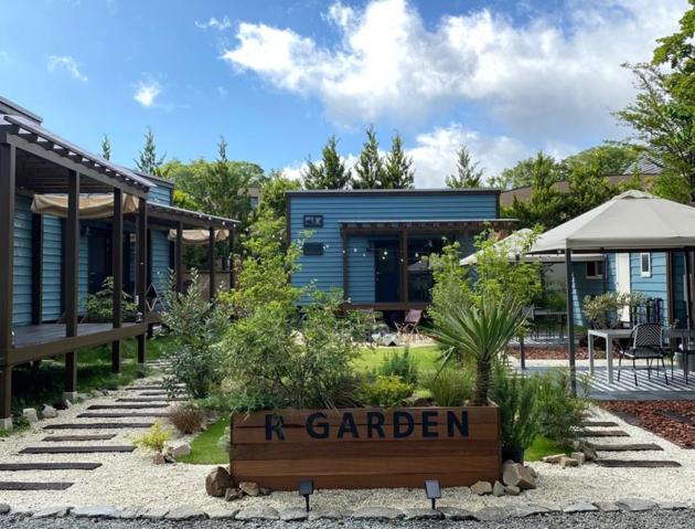 einen Garten vor einem Haus mit Schild in der Unterkunft Ｒ．Ｇａｒｄｅｎ - Vacation STAY 82636v in Yamanakako