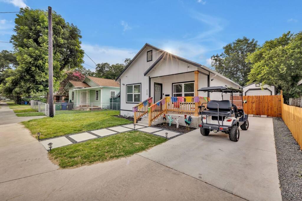un carro de golf estacionado frente a una casa en The Coco House/Lone Star Dist/Jacuzzi/Golf Cart, en San Antonio