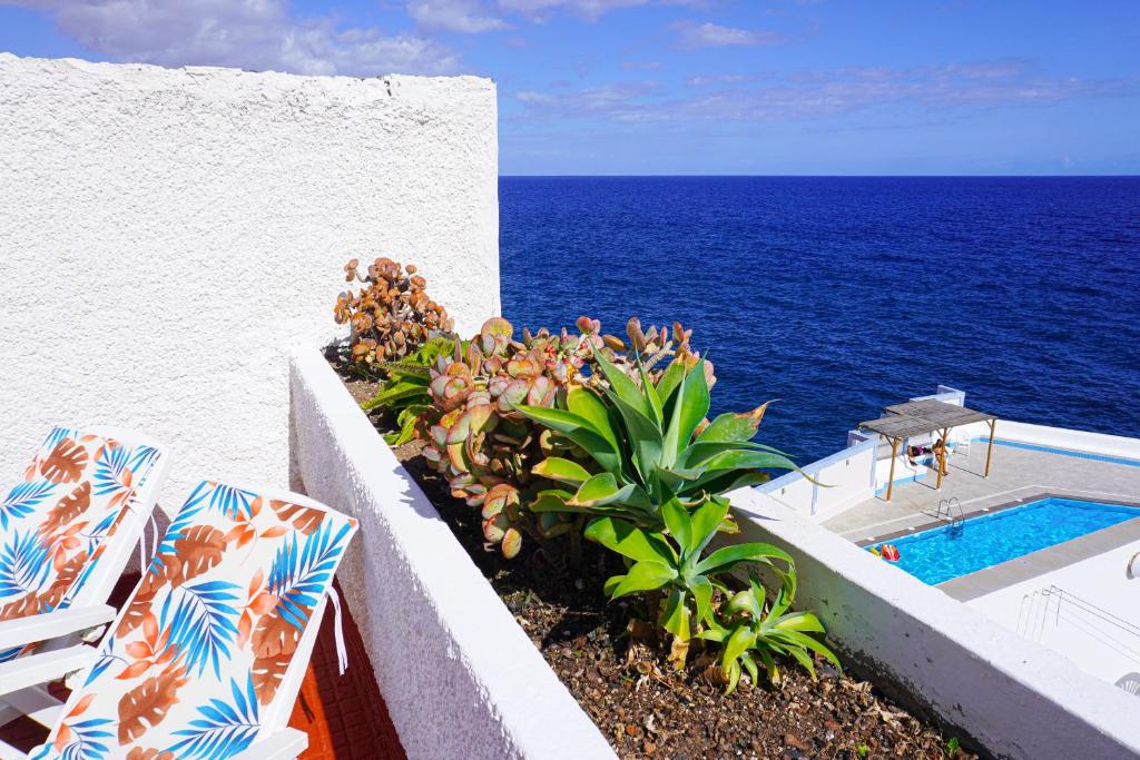 ein Haus mit einem Pool und Meerblick in der Unterkunft Caletillas Sun & Sea in Araya