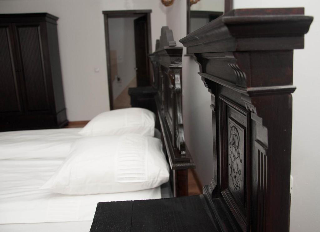 オラデアにあるHanul Cappshaのベッドルーム1室(白いシーツが備わるベッド2台付)