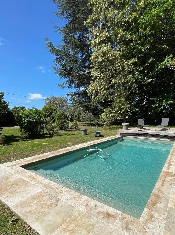 - une grande piscine dans une cour arborée dans l'établissement Suite près de Chambord, à Saint-Laurent-Nouan