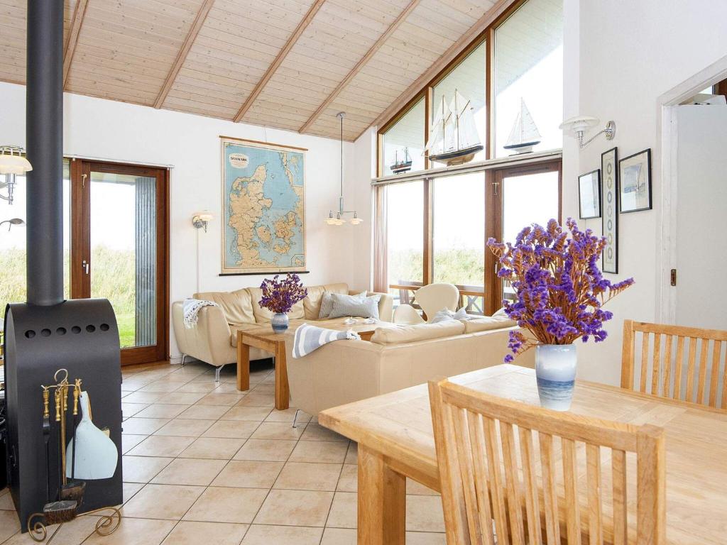 Fotografie z fotogalerie ubytování Three-Bedroom Holiday home in Ulfborg 5 v destinaci Thorsminde