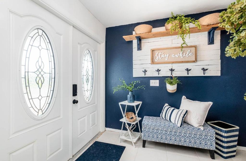 sala de estar con pared azul y puerta en Bluewater Breeze en Satellite Beach