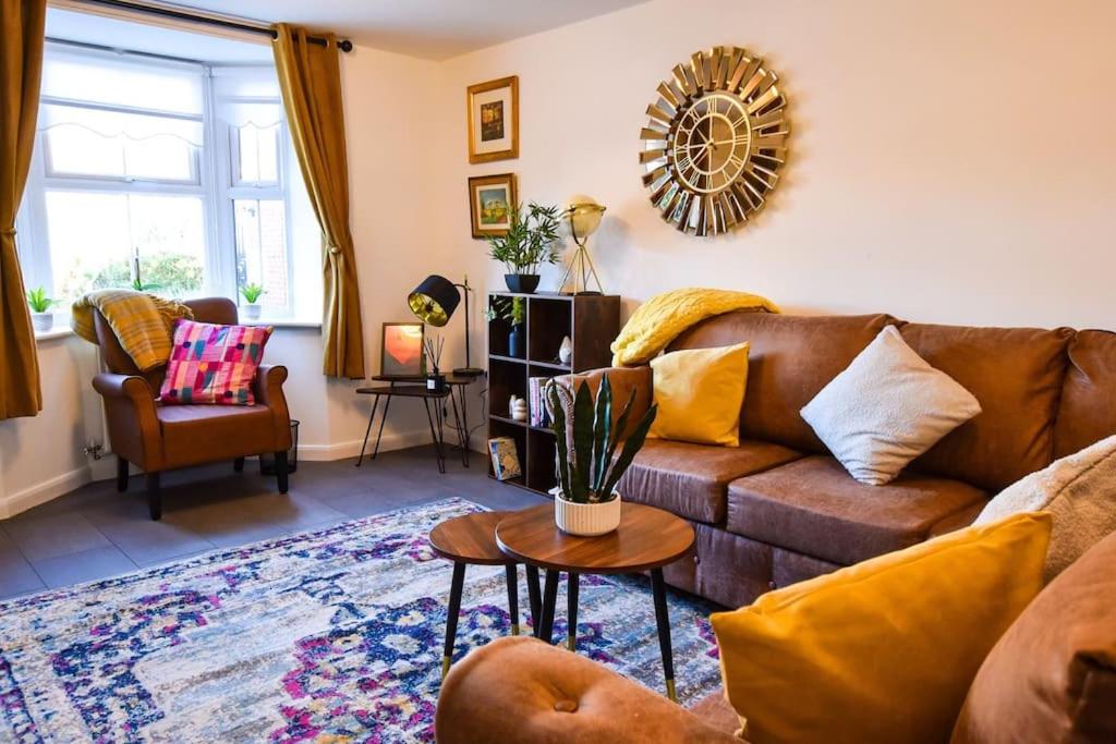 - un salon avec un canapé brun et une table dans l'établissement 3 Bedroom House close to city centre, à Liverpool