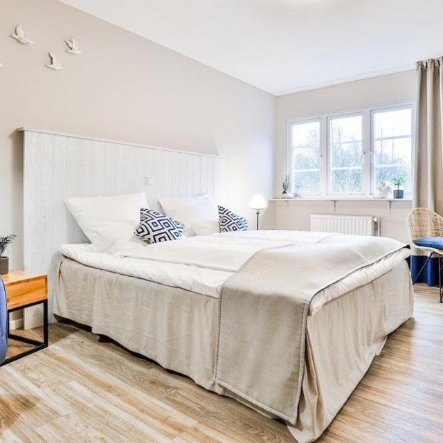 a bedroom with a large bed in a room at Hotel Utspann Schafflund in Schafflund