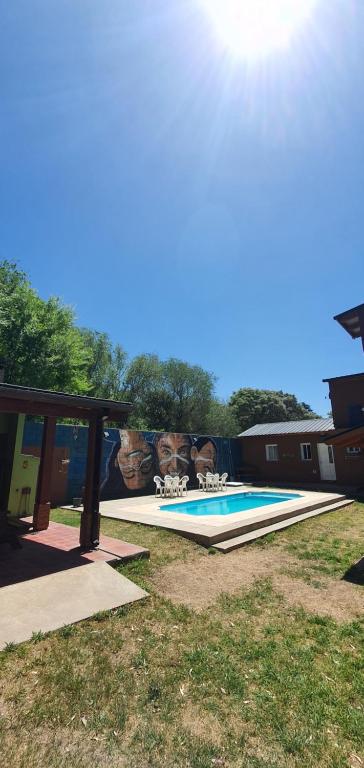 una piscina con un dipinto sul lato di un edificio di Mi lugar Serrano 3 a Valle Hermoso