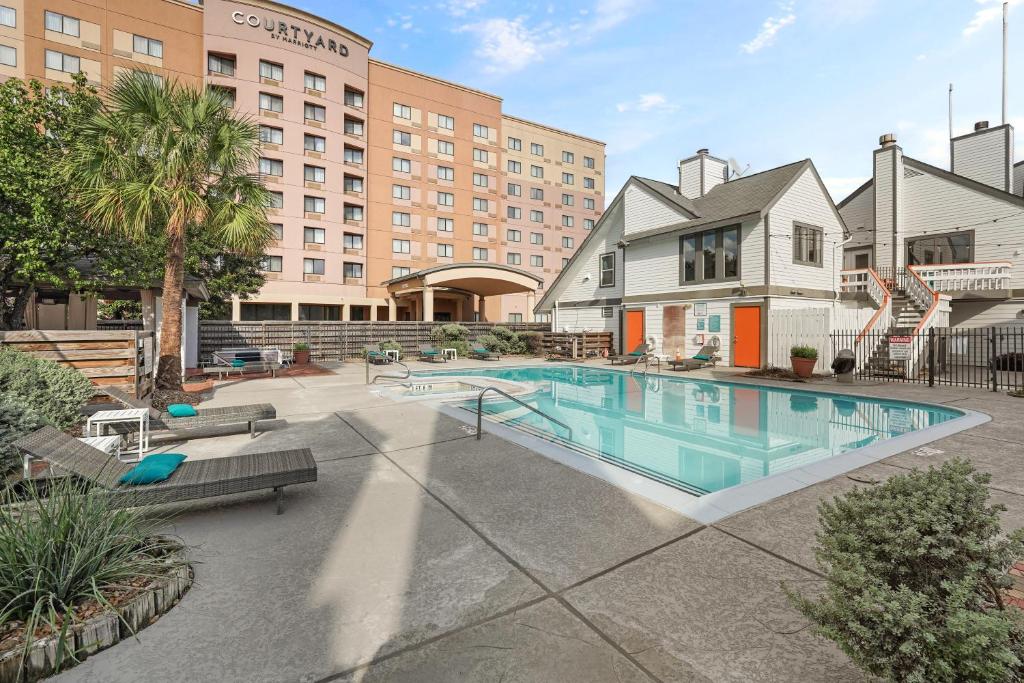 una imagen de una piscina en un hotel en LUXE Exclusive Studio: Pool, games, near TMC & NRG, en Houston