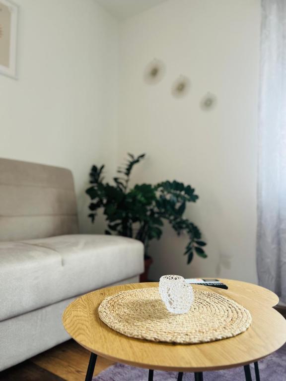 a straw hat sitting on a coffee table in a living room at Golden joy in Sarajevo