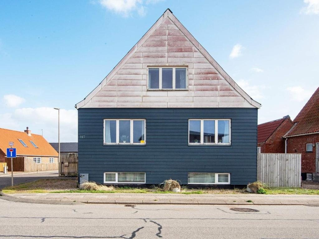 Thyborønにある8 person holiday home in Thybor nの青い屋根の通り