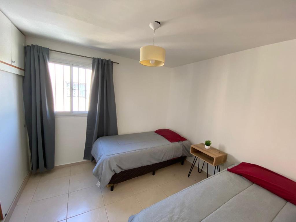 1 dormitorio con cama y ventana en Alojamiento V&M Mendoza en Mendoza