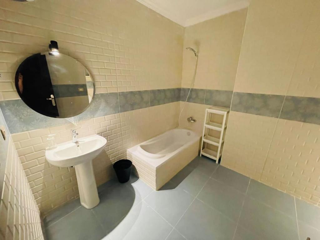 開羅的住宿－شقق فندقيه，浴室配有盥洗盆和浴缸。