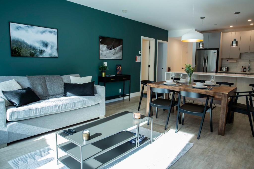 een woonkamer met een bank en een tafel bij Ski & Tee Retreat Bright Three Bedroom and Hot Tub in Revelstoke