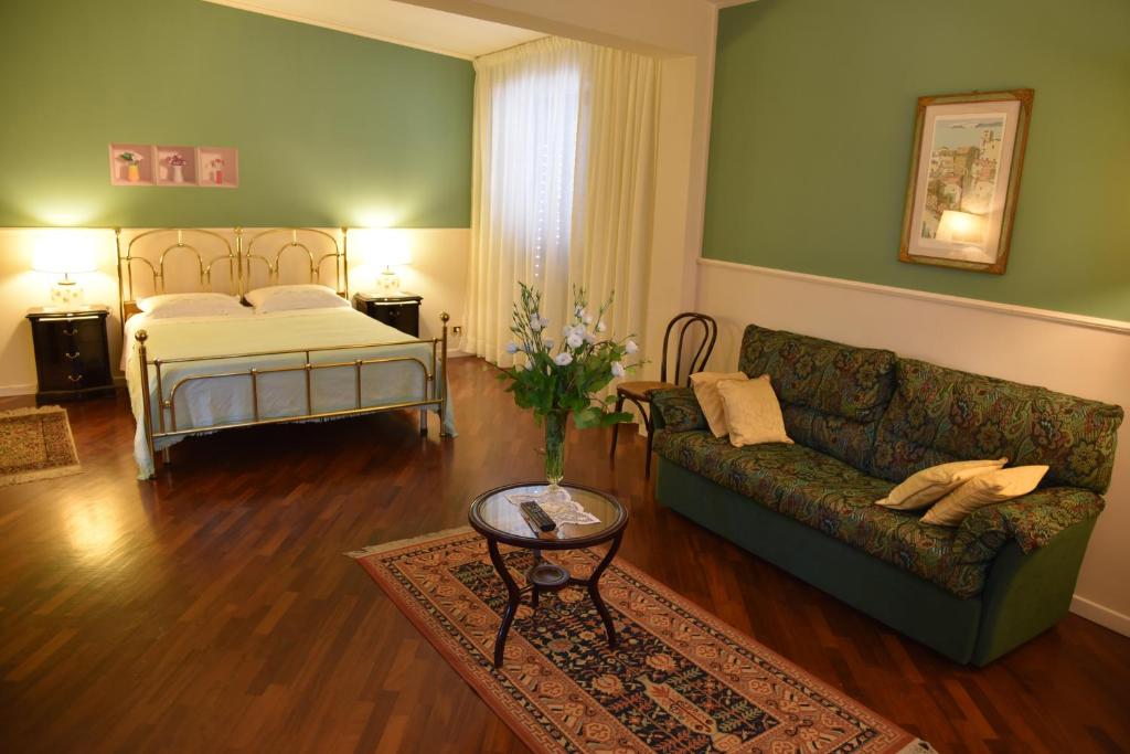 salon z kanapą i łóżkiem w obiekcie Casasalento w mieście Cavallino