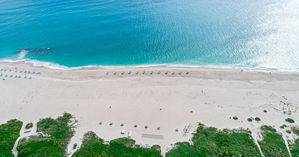 een luchtzicht op een strand met de oceaan bij Beach Paradise * 5 mins walk to beach *chef kitchen *private pool in Riviera Beach
