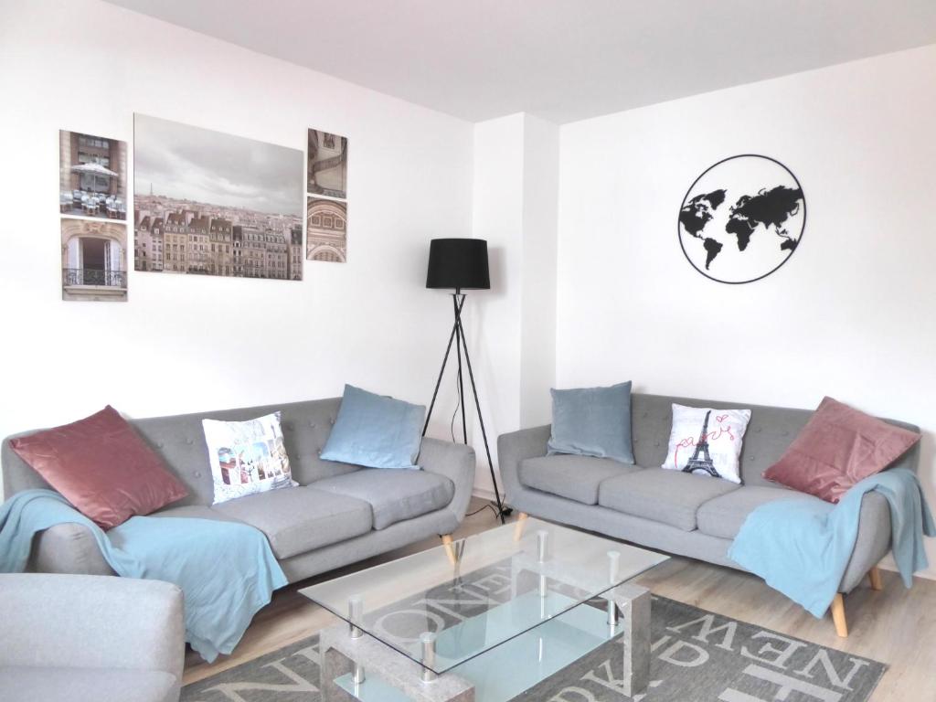 uma sala de estar com dois sofás e uma mesa de vidro em Paris Winterberg Ferienwohnung 6 Pers WiFi in City near Lift em Winterberg